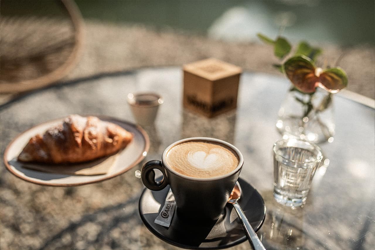 Sandgold Frühstück, Cappuccino und Cornetto